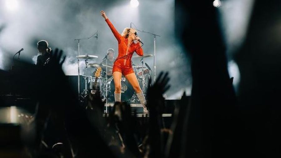 Miley Cyrus cantó ante 100 mil fans