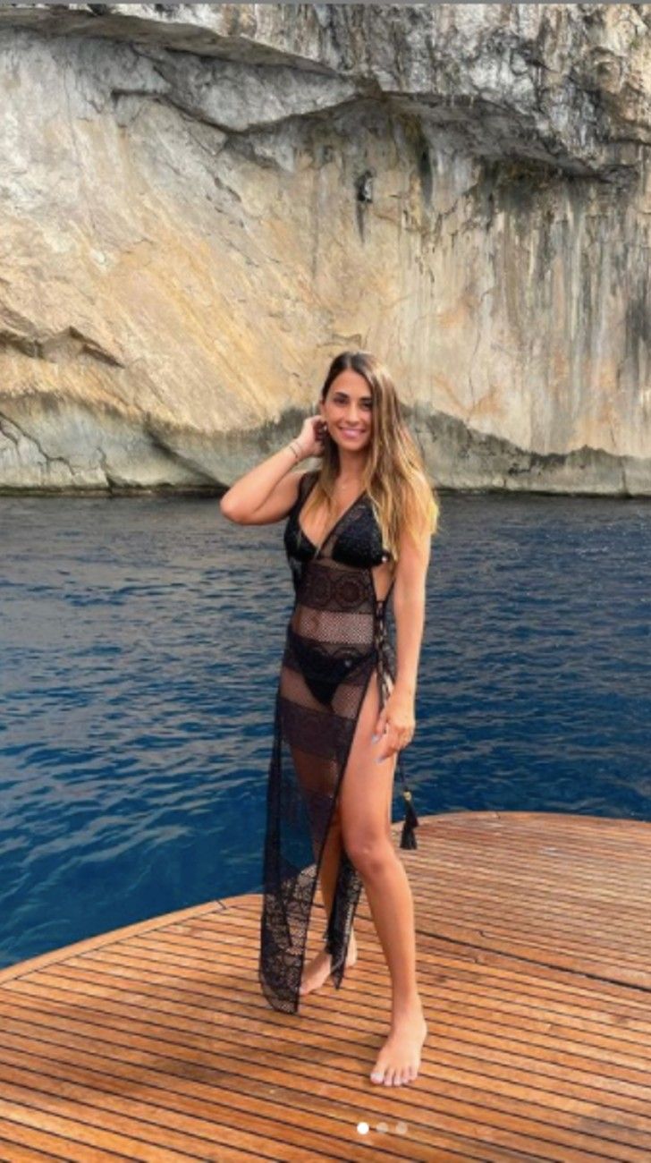 Antonella Roccuzzo y su colección de bikinis para el Mediterráneo 