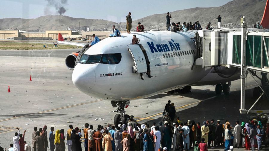 Afganos invaden en aeropuerto internacional de Kabul