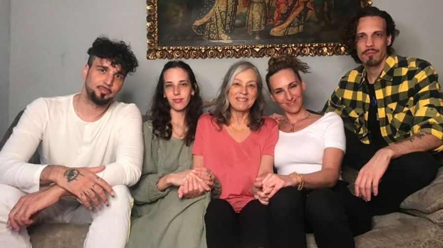 Patricia Salazar y sus hijos con Luis Alberto Spinetta