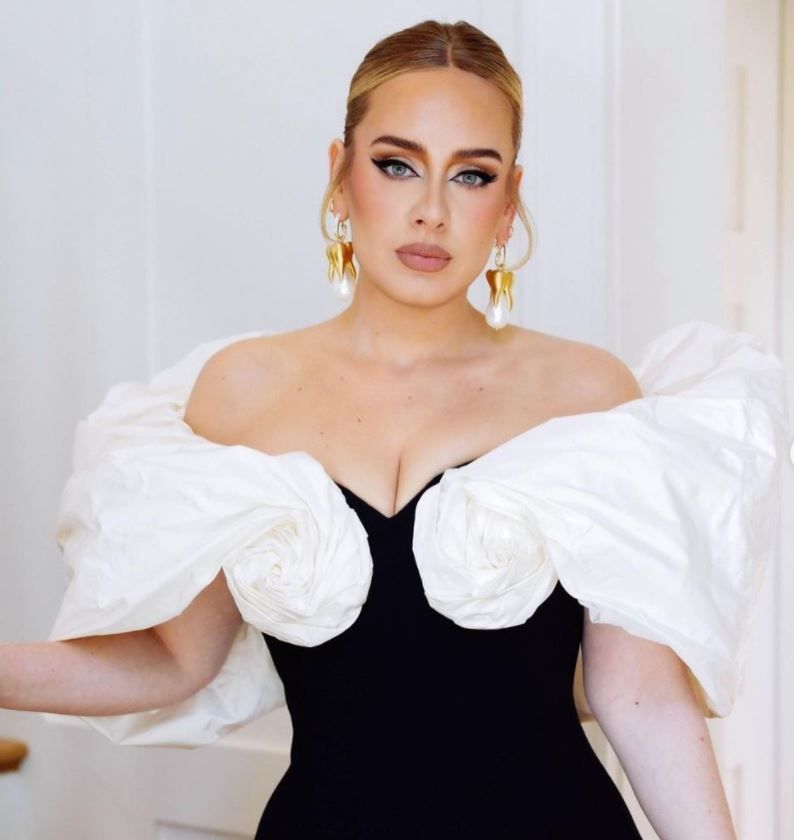 Adele con un vestido Schiaparelli hizo oficial su nueva relación