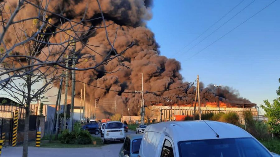 El incendio en el Parque Industrial de Bernal 20211001