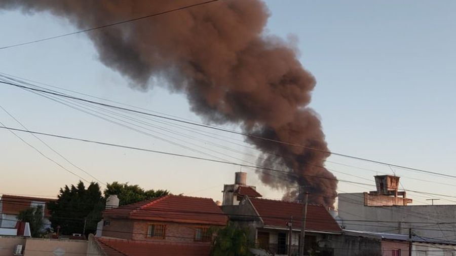 El incendio en el Parque Industrial de Bernal destruyó varios galpones de empresas.