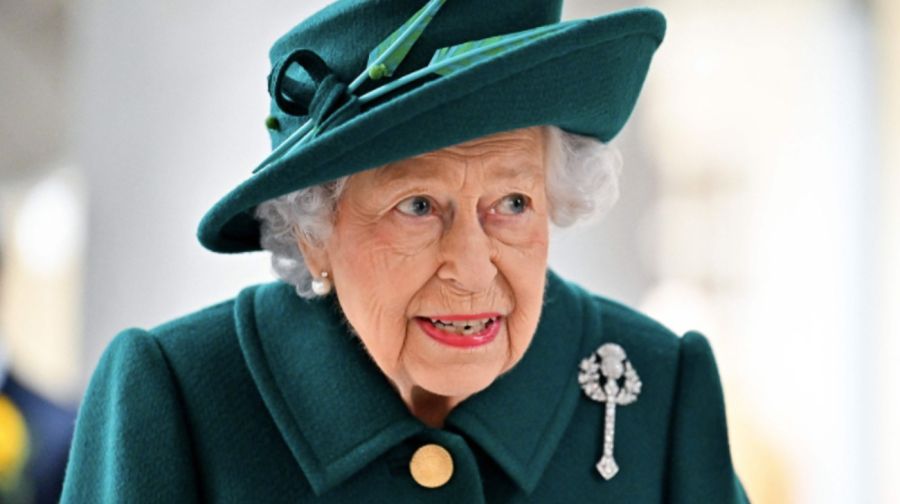 El particular broche que eligió la reina Isabel II para hablar por primera vez del Duque de Edimburgo