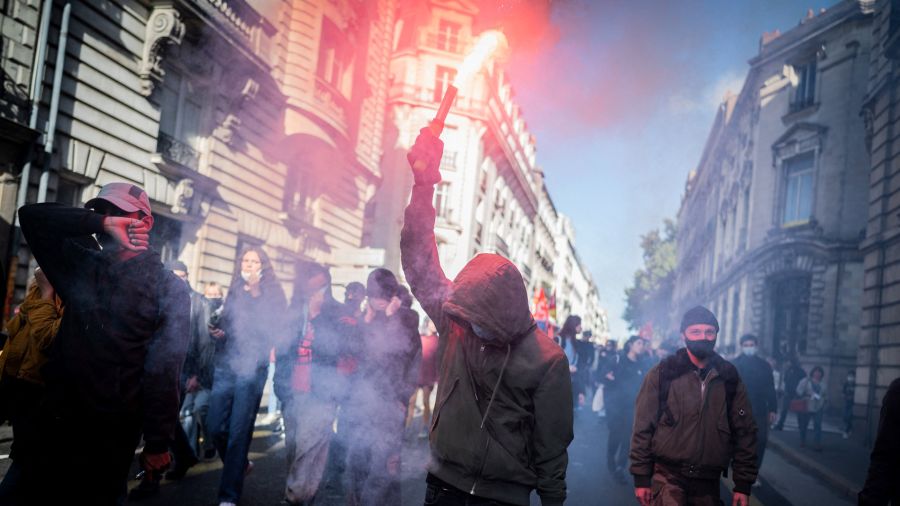 Fotogaleria Miles de personas participan en una manifestación por la mejora de las condiciones de trabajo y contra las reformas de las pensiones y los fondos de desempleo, en Francia