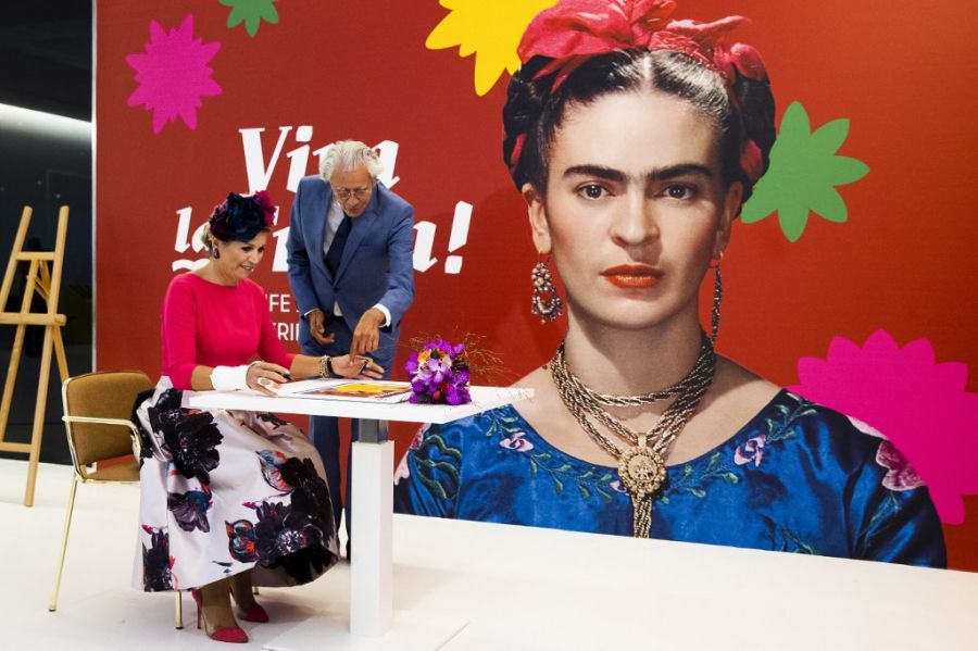 Máxima de Holanda homenajea a Frida Kahlo: flores y colores estridentes con su firma propia de estilo