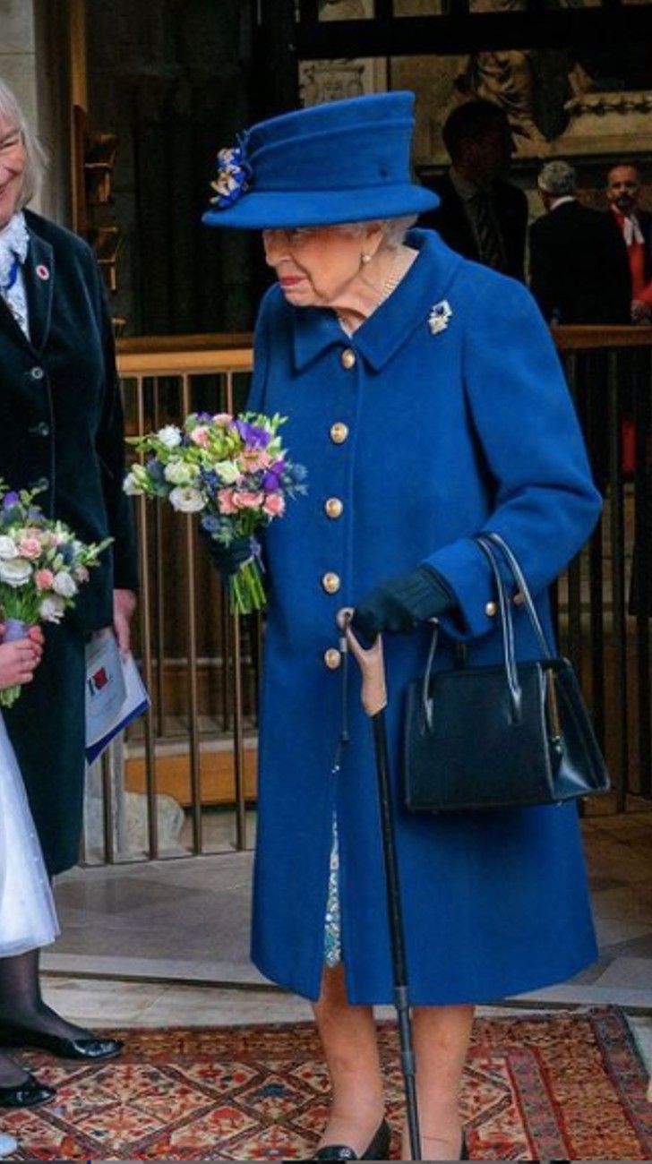 Por primera vez en 17 años, la reina Isabel II asistió a un acto con bastón 