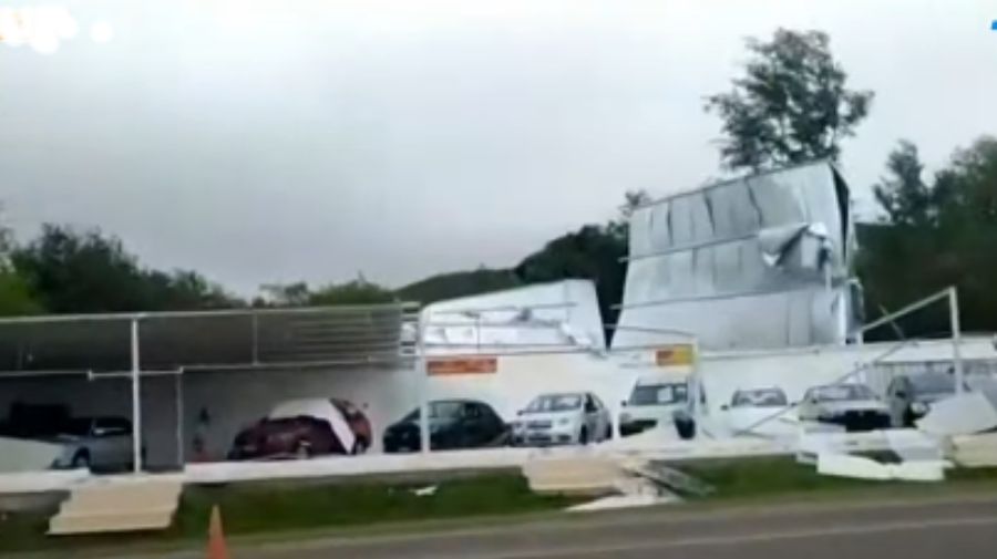 En Córdoba, una concesionaria de autos sufrió graves daños por la fuerza del viento.