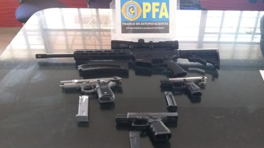 Agentes de la PFA realizaron 23 allanamientos y secuestraron 34 millones de pesos, 30 mil dólares y un arsenal.