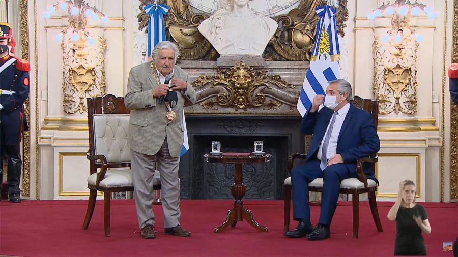 El presidente otorga condecoración del Collar de la Orden del Libertador San Martín a José Mujica 20211027