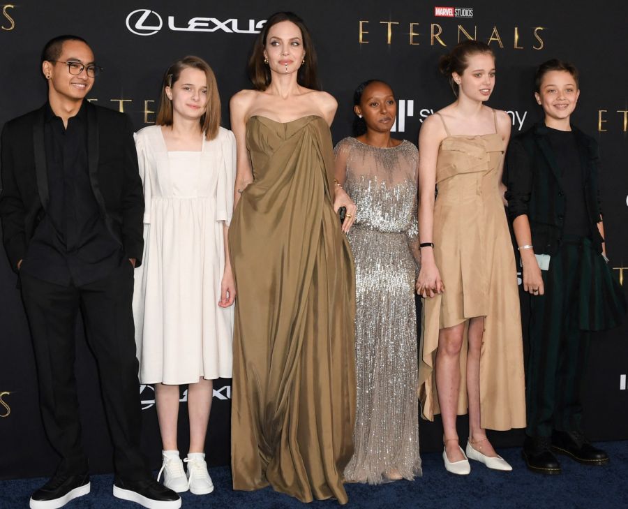 Angelina Jolie casi logra juntar a todos sus hijos en la foto