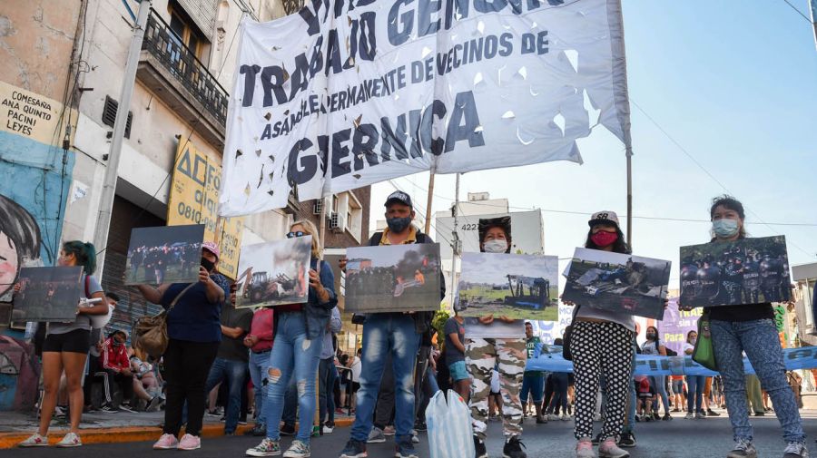 Vecinos de Guernica y organizaciones de izquierda protestan al pie del Puente Pueyrredón. 20211029