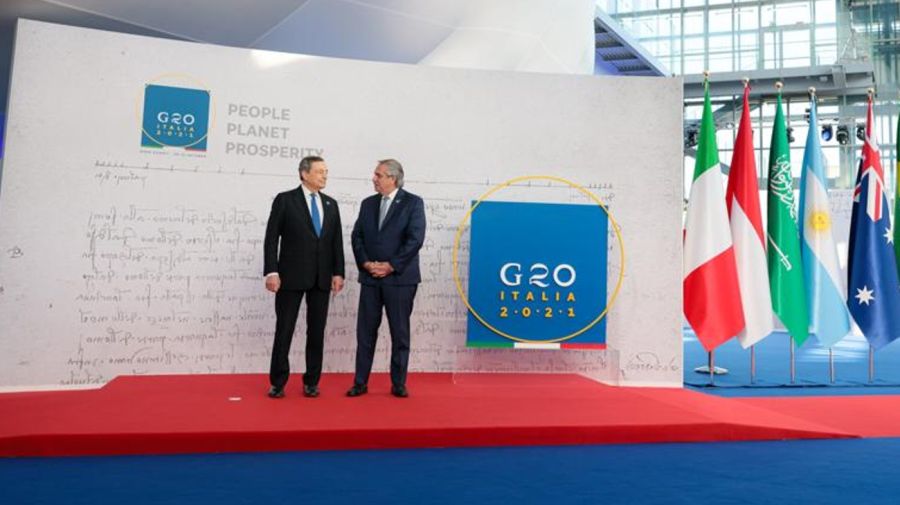 El presidente Alberto Fernández, recibido por el ministro italiano Mario Draghi en la presentación formal de la Cumbre del G20 en Roma.