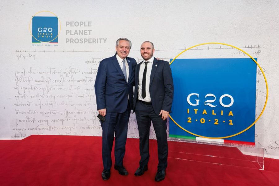 Alberto Fernández y Martín Guzmán, a pura sonrisa terminado el G20 y a punto de partir hacia Escocia.