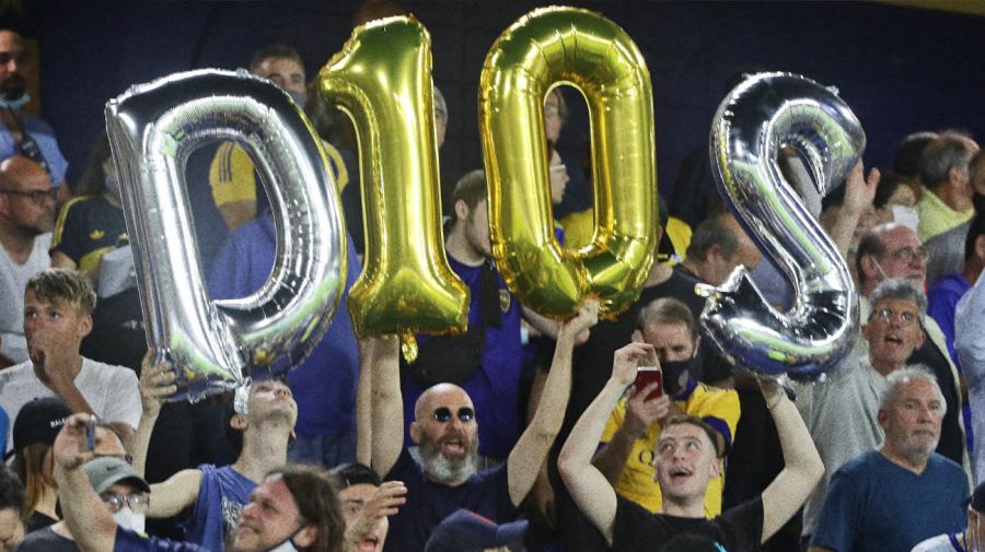 Fans at World Cup pay homage to Maradona with shirts and chants