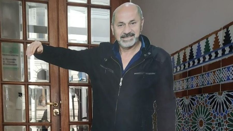 The figures of the mayor Mario Secco, in some public offices of Ensenada.