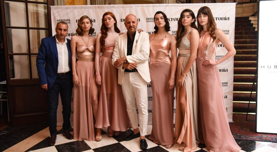 El presidente de Hairsimme, Gabo Martirosyan, junto a las modelos.