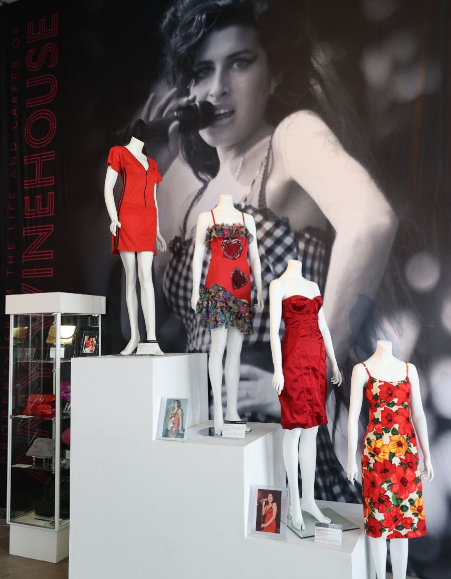 Un objeto importante de la artista fue una cartera en forma de corazón diseñada a medida por Moschino que Winehouse usó en la ceremonia de premios Brit en 2007