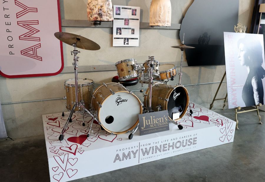 Un objeto importante de la artista fue una cartera en forma de corazón diseñada a medida por Moschino que Winehouse usó en la ceremonia de premios Brit en 2007