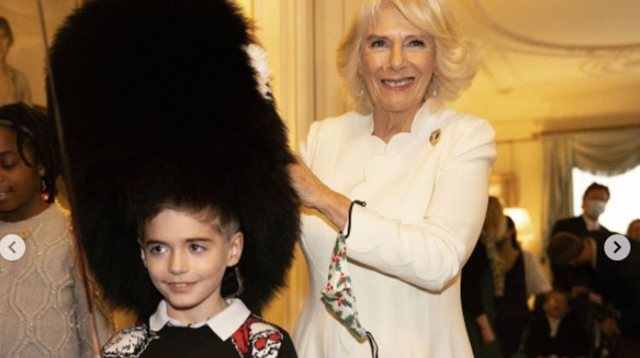 El particular gesto del príncipe Carlos y Camilla Parker Bowles con los niños de Inglaterra en Navidad 