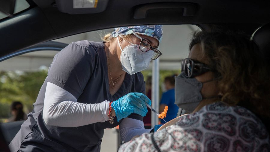 Fotogaleria Estados Unidos Personal médico vacuna contra el COVID-19 a una persona en un sitio de vacunación en Tropical Park en Miami, Florida