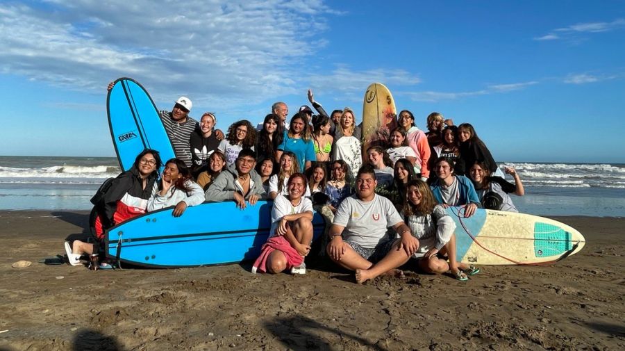 En un proyecto de Schollas Ocurrentes, Fabiola Yáñez visitó la “Escuela de Mar y Playa” en Chapadmalal, donde chicos del Barrio 31 conocieron el mar.