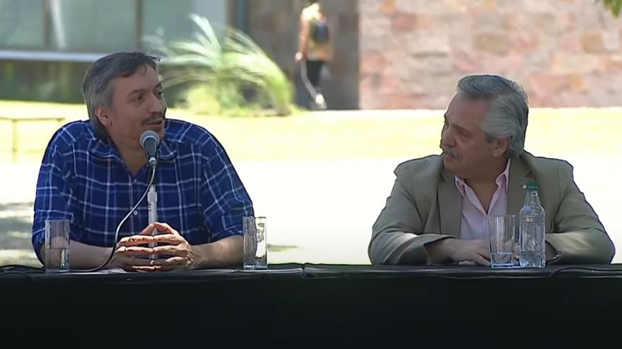 Habla Máximo Kirchner en San Vicente. A su lado, el presidente Alberto Fernández.