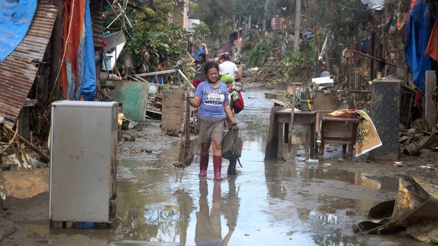 Fotogaleria Filipinas Los residentes limpian sus casas enlodadas causadas por las inundaciones debidas a las fuertes lluvias provocadas por el súper tifón Rai en la ciudad de Loboc