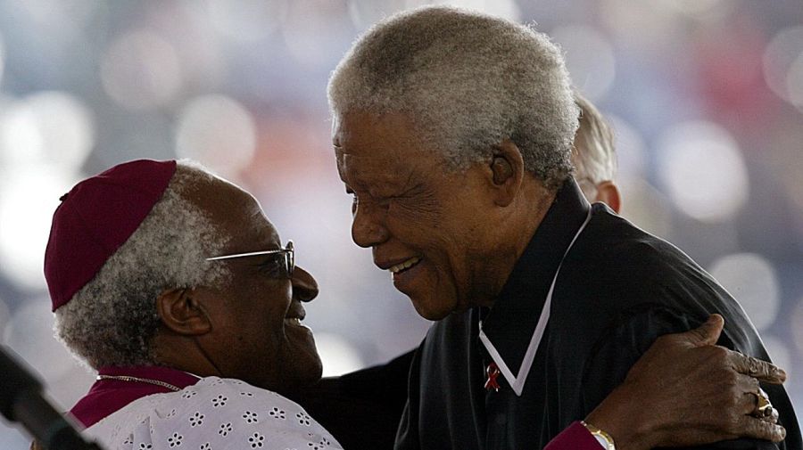 Desmond Tutu se abraza con Nelson Mandela. Fueron dos gigantes de la lucha contra el racismo.