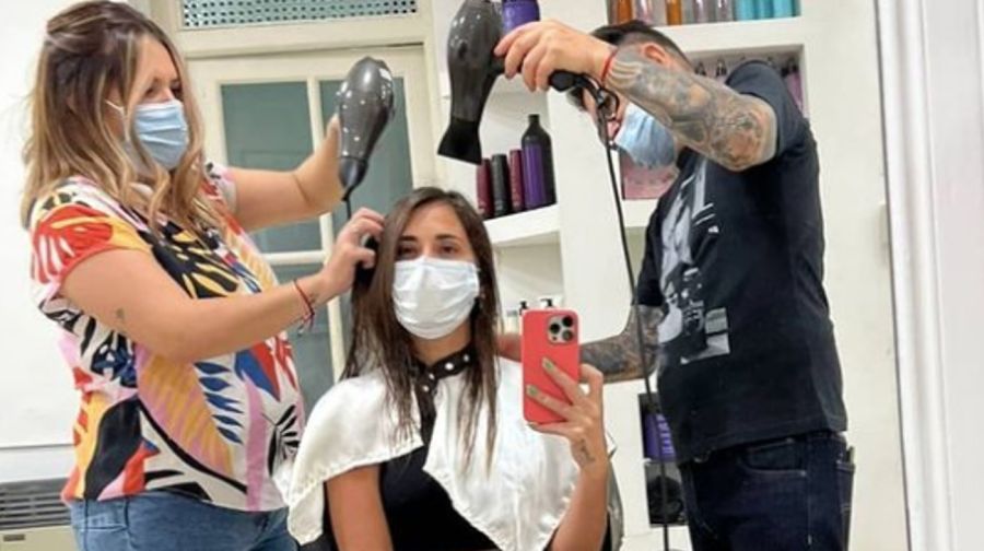 Antonela Roccuzzo visitó una peluquería de Rosario y se hizo un sorprendente cambio de look