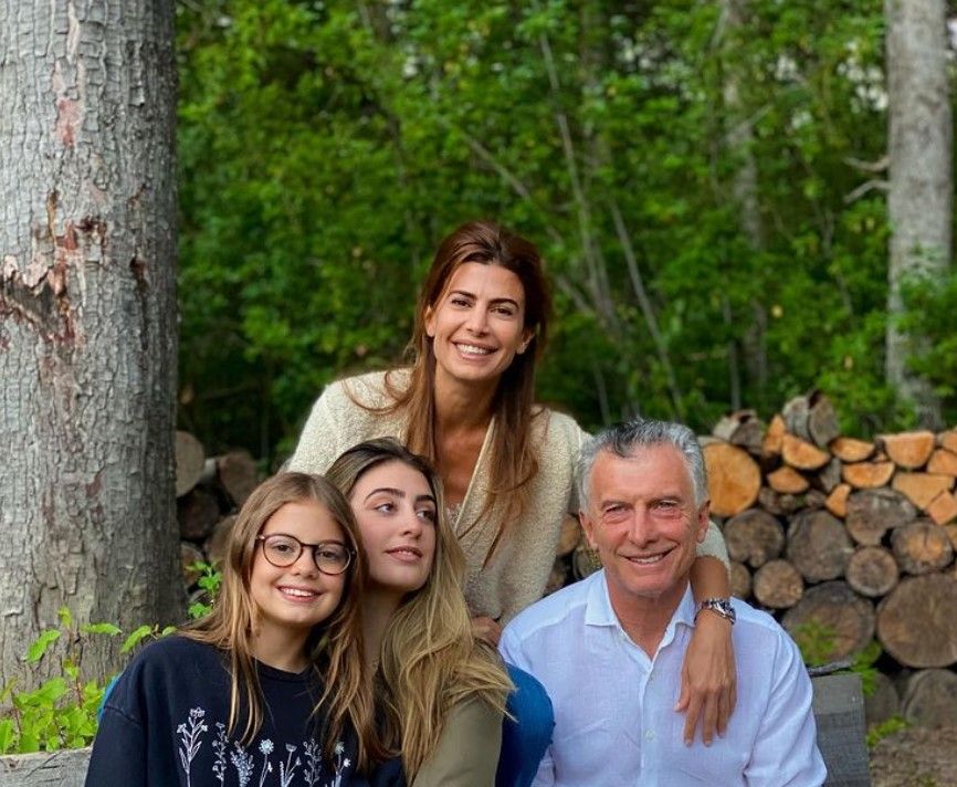 Juliana Awada junto a Mauricio Macri, Valentina y Antonia