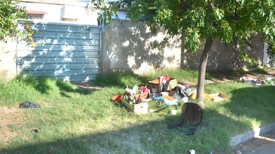 Los juguetes y otras cosas del departamento en el que vivía el pobre Lucio Dupuy, tirados en la calle Kardec al 2300 en Santa Rosa...