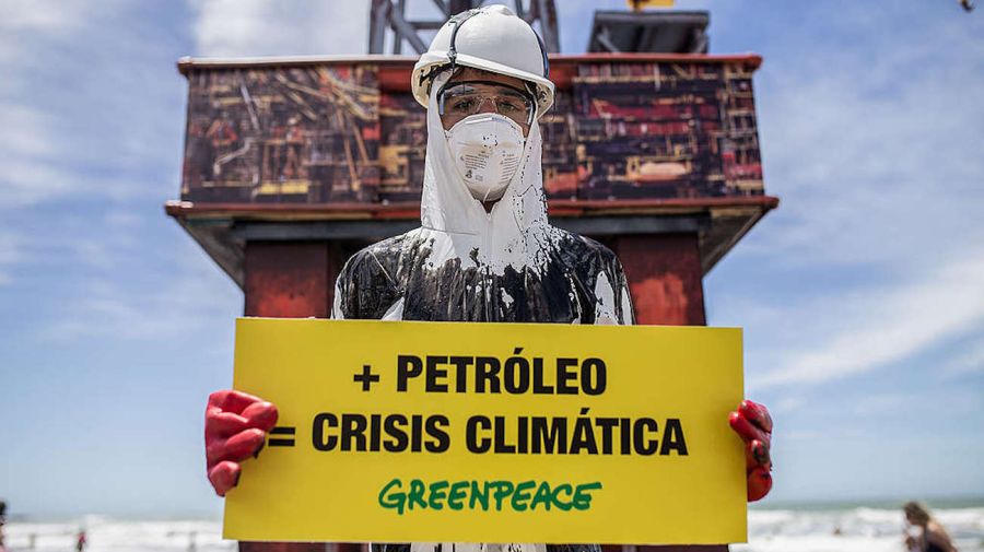 Campaña de Greenpeace contra la explotación de petróleo en el Mar Argentino