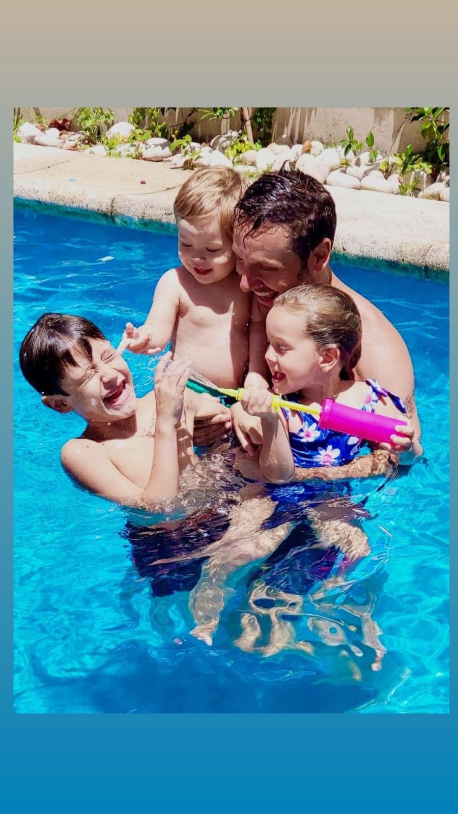 De vacaciones: Las tiernas fotos de Benjamín Vicuña jugando con sus hijos