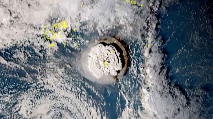 La erupción de un volcán submarino provocó un tsunami en Tonga y alerta en costas de medio planeta.