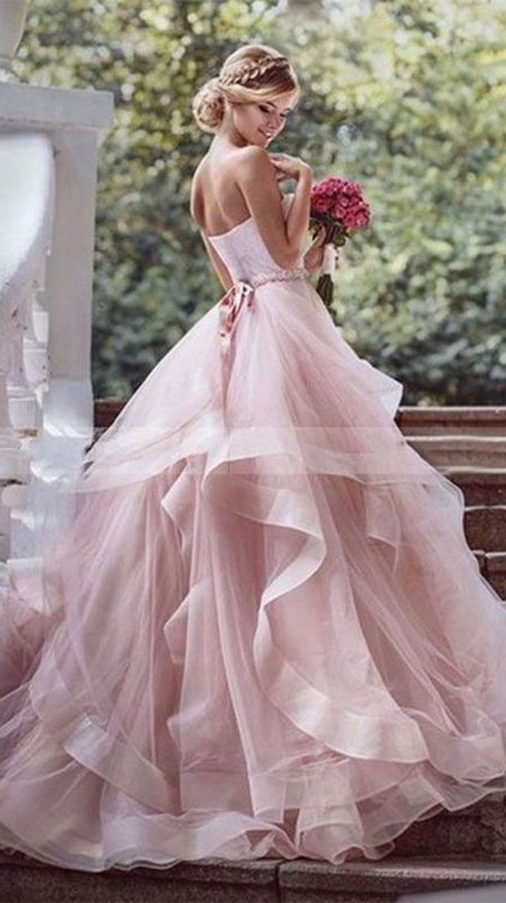 Las novias abandonan el blanco y eligen vestidos de color en su casamiento 