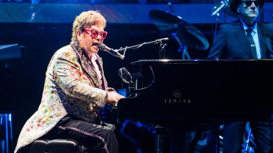 Fotogaleria Elton John actúa durante la gira Farewell Yellow Brick Road en el Smoothie King Center en Nueva Orleans, Luisiana.
