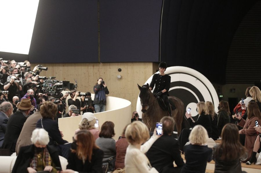 Carlota Casiraghi fusiona su pasión hípica con la moda en el desfile de Chanel 