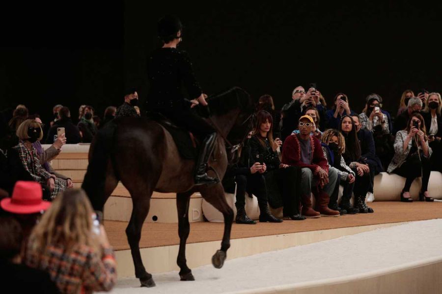 Carlota Casiraghi fusiona su pasión hípica con la moda en el desfile de Chanel 
