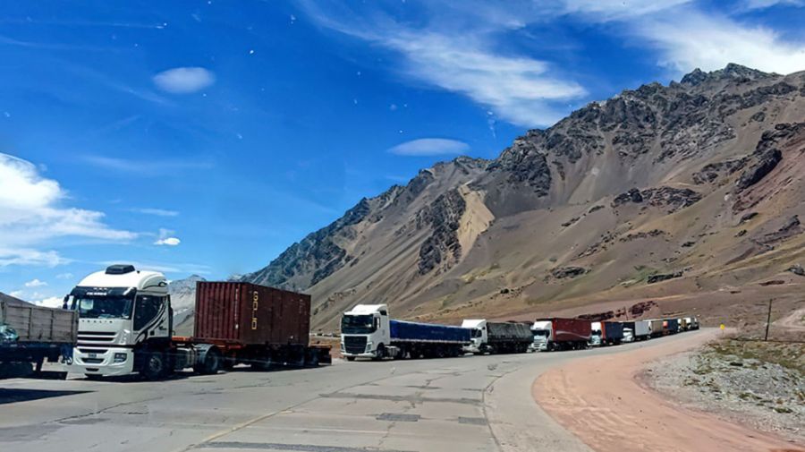 Preocupación por los tres mil camiones varados en la frontera con Chile 20220126