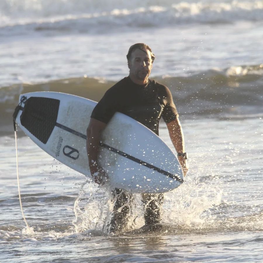 Luis Lacalle Pou, presidente de Uruguay, fue captado surfeando en la costa de La Paloma
