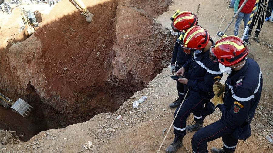 Rayan, de apenas 5 años, cayó en un pozo de 32 metros de profundidad en Marruecos, y hay un operativo desesperado para tratar de salvarlo.