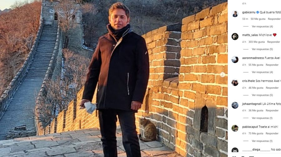 Kicillof en la Gran Muralla China, con un gato en la foto y en su historia de Instagram.