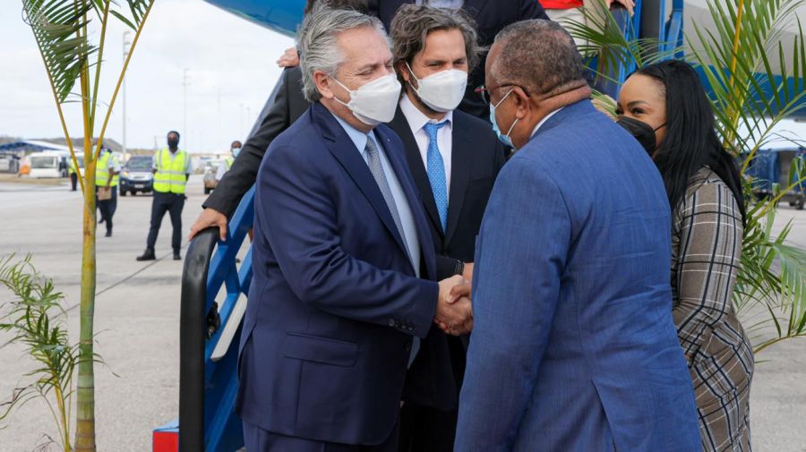 El presidente Alberto Fernández arribó a Barbados 20220208