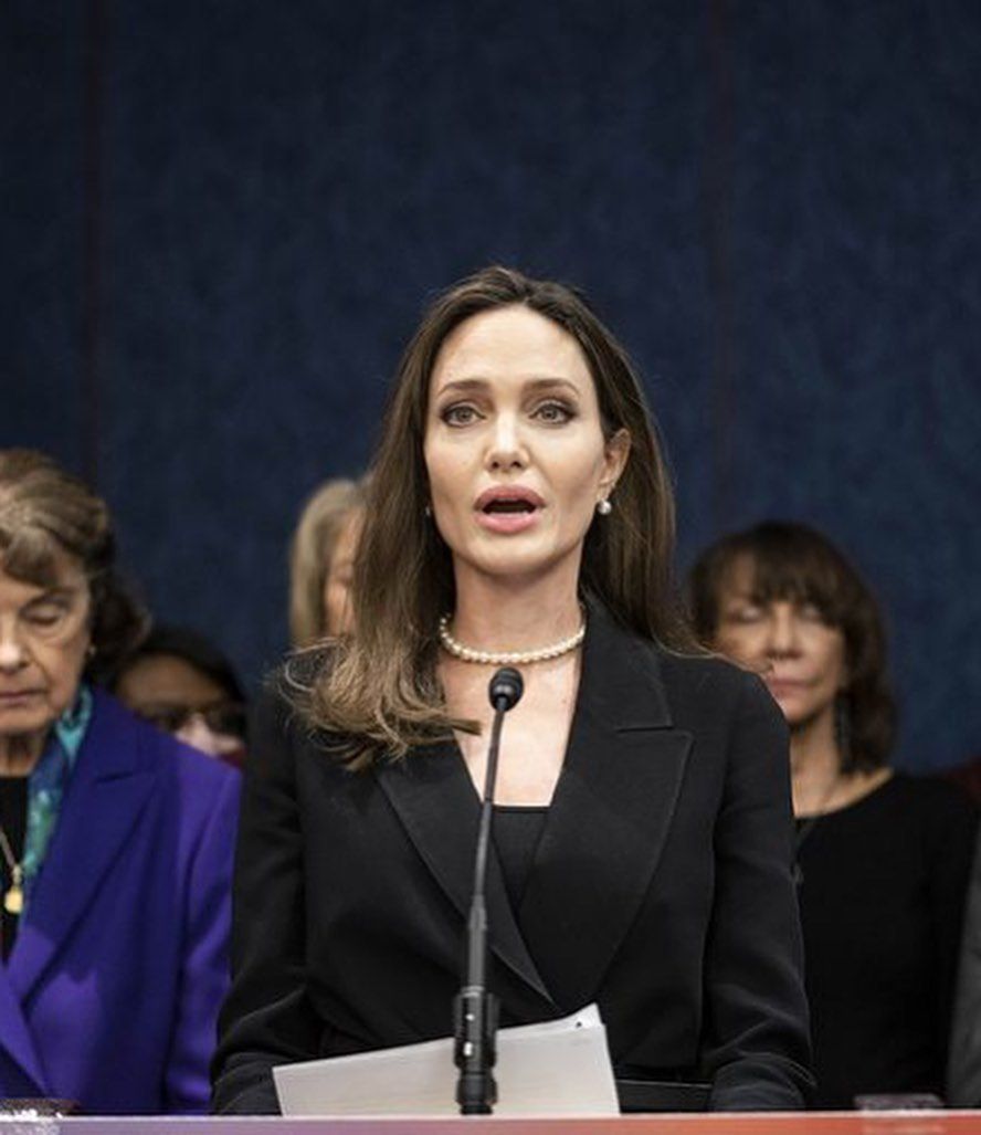 Angelina Jolie habló en El Capitolio con un look working sofisticado