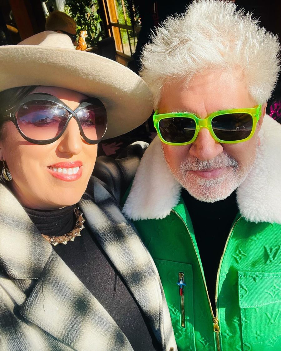 Pedro Almodovar impone tendencia junto a Rossy de Palma con una chaqueta verde firmada por Louis Vuitton