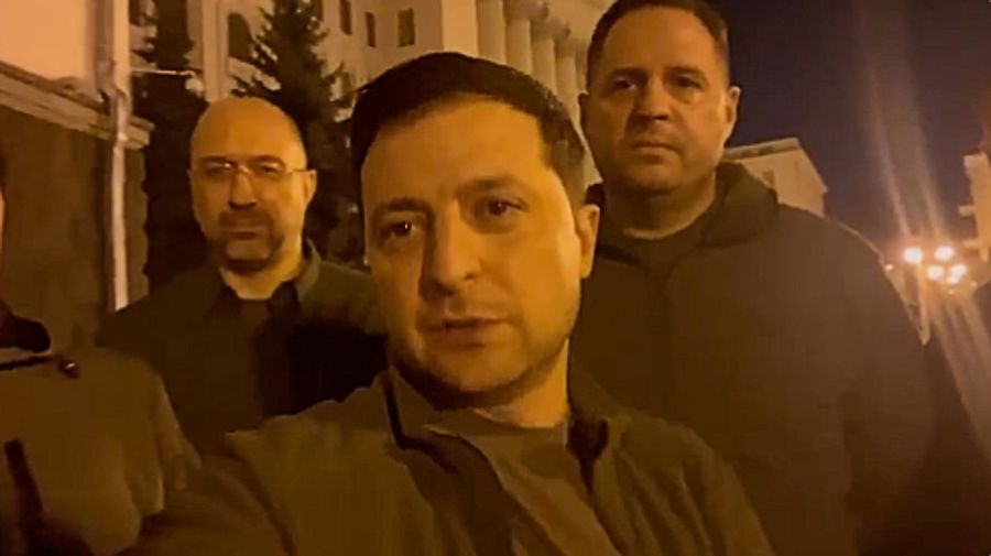 El presidente ucraniano Volodymyr Zelensky, en un video grabado este viernes en Kiev, llamando a resistir la invasión rusa.