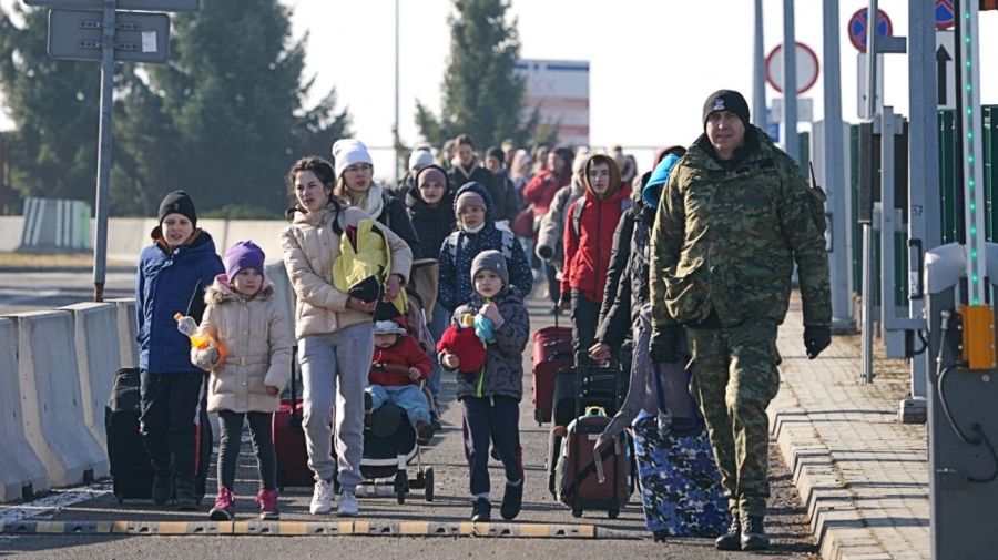 La frontera polaca recibe a miles de ucranianos que huyen de la invasión rusa a su país.