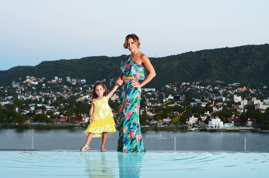 Adabel Guerrero junto a su familia en Carlos Paz 