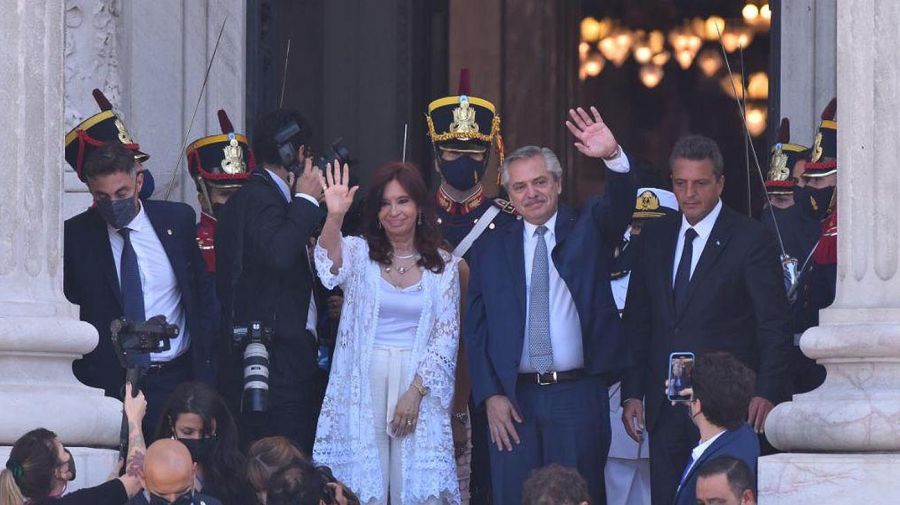Salida del Presidente a la plaza después del discurso durante la Asamblea Legislativa 20220301